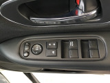 電動格納式ドアミラーのスイッチは運転席ドアにあります。