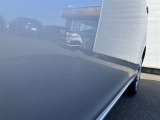 傷等が御座いますので、現車をご覧になって状態を確認をして下さい。修理をご希望の方は有償になりますが、弊社板金工場にて修理可能です!詳細はスタッフにご相談ください!