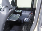 後席には折り畳み式のテーブルが備わっています。車内での軽食のときに便利ですね。