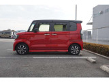 Honda SENSINGとは衝突を予測してブレーキをかけたり、前のクルマとちょうどいい距離でついていったりできる多彩な安心、快適機能を搭載した先進の安全運転支援システムです。