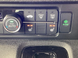 運転席/助手席シートヒーターで寒い日もすぐに温かくなり快適に過ごせます。3段階の温度調整が可能です