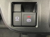 【電動パーキングブレーキ+オートブレーキホールド機能】 指先だけで簡単に操作が可能なパーキングブレーキ、スイッチを押すとブレーキペダルから足を離してもブレーキを保持できるオートブレーキホールド搭載