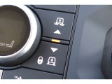 エアサスペンションは、車両高を最適化することで、快適性、安定性、性能を最大限に高めます。 停車時は、乗車/降車がしやすいように車高を上げ下げすることで、多用途性を最大限に高めます。3段階での調整が可能。