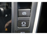 【電動パーキングブレーキ】オートモードのときは、シフトレバーの操作に応じてパーキングブレーキが自動で作動♪