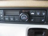 フルオートエアコン付きです。1年中どんな季節でも快適温度に設定が出来るのでドライブや通勤が楽しくなります。