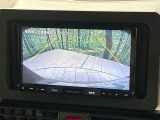 【バックカメラ】駐車時に後方がリアルタイム映像で確認できます。大型商業施設や立体駐車場での駐車時や、夜間のバック時に大活躍!運転スキルに関わらず、今や必須となった装備のひとつです!
