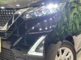 【LEDヘッドライト】悪天候や夜間走行時も良好な視界を確保し安心して運転できる高輝度LEDヘッドライトを装備!点灯速度が早く、消費電力も抑えられています。