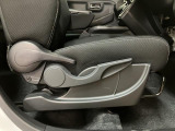 運転席はシートリフター付きで運転しやすいポジションを設定できます♪
