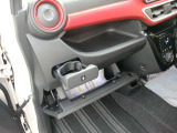 助手席側にも便利な収納やドリンクホルダーが付いています。
