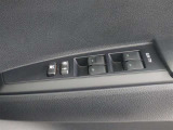 《パワーウインドウスイッチ》車の基本装備のひとつのパワーウインドウです。オート機能もあって、押し方の強弱で調整も出来ます。