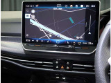 VW純正インフォティメントシステム「DiscoverPro」大変使いやすいタッチパネル型ナビゲーションでETC2.0とエンブレム内蔵バックカメラが付いています。