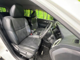 運転席まわりには十分なスペースがあり、大柄な方でもゆったり運転していただける環境です。