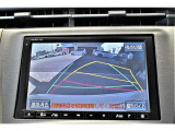 バックガイドモニター付き。車両後方の映像をナビ画面に表示し、駐車などの後退操作をサポートします。