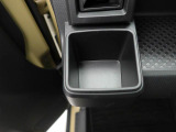 カップホルダーは運転席や助手席からちょうど手の届く位置です!!