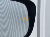 【BSW(後側方車両検知警報)/ブラインドスポットワーニング】隣接レーンのクルマを検知した場合、ドアミラー周辺に設けられたインジケーターを点灯したり音が鳴ったりしてお知らせします。
