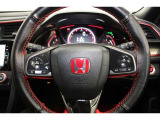 ハンドル左側にはオーディオ操作が出来るオーディオリモートコントロールスイッチ、右側にはHondaSENSINGとオートクルーズスイッチを装備!長距離運転や高速道路の運転では大活躍です!