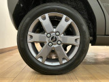 純正15アルミホイール(ガンメタリック塗装)が足元を彩りカッコいいですよ♪