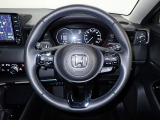 ハンドル左側にはオーディオ操作が出来るオーディオリモートコントロールスイッチ、右側にはHonda SENSINGとオートクルーズコントロールのスイッチを装備!