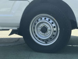 タイヤサイズは145/80R12です。