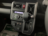 インパネにシフトレバーがあることで、車内空間の広さを確保♪シフト位置がハンドルに近いので操作性にも優れております!エアコンはオートエアコンになっています。