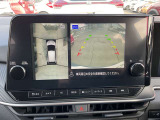 車両を上から見ているようなアラウンドビューモニターの映像をナビゲーション画面に映し出してくれるので、小さなお子様や障害物を確認できます。運転のしやすさはもちろん、事故防止にも役立ちます!