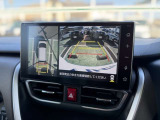 バックモニター付き。駐車の際のサポートとなり、必須アイテムのひとつですよね。それでも、バックする際は必ずご自身の目で確認をしてください。パノラミックビューで上から見下ろした視点でも確認できます!