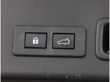 電動パワーリヤゲート搭載!ボタン一つで操作が可能で、キーレスエントリーや車内からも操作が可能な便利な機能です!!またメモリー機能もあり、狭い場所などでの開閉の際にも便利な機能です!