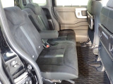 リアシートは足元も広々していて足を組めるほど余裕があります!又背もたれを左右別々に倒せるので長い物でも積めます。