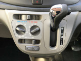 操作しやすいシフト。エアコン操作も簡単