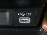 【USBポート】USBポートも装備されています♪スマートフォンのオーディオに連携も可能です。今や欠かせない装備の一つです!