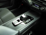 こちらのシフトは、車両にマッチしたデザインになっています!握りやすく、操作し易い配置になっていますので、いつも触れるシフトだからこそ、大切ですね!