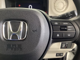 ハンドルにHondaセンシング系のクルーズコントロールやレーンキープアシストなどの操作スイッチが装備されています。ハンドルから手を離さず安全に操作できます。