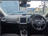 シンプルな運転席周りです。