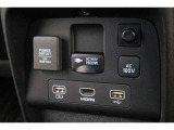 USBオーディオ用ソケットがついていますので携帯電話などを接続すれば音楽等の再生が可能です!充電用ソケットもございます!