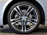 【BMWアロイホイル】軽量かつ強度に拘ったアロイホイル。走行性能ポテンシャルを引き出す設計。車の足元を引き締めてくれる大きなポイントはアロイホイルです。