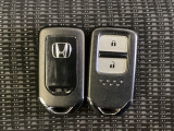 スマートキーを装備しています。鍵を差し込むことなくドアロックの開け閉めと、スタートボタン操作でのエンジンスタートができます。スペアキーも同じものを用意しております。
