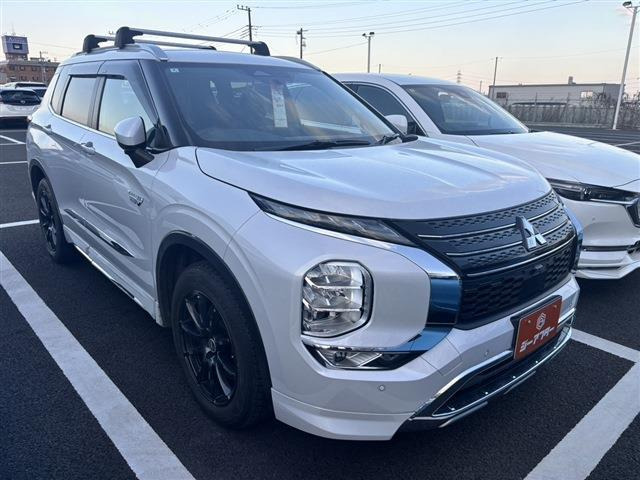 アウトランダーPHEV 2.4 G 4WD禁煙車 ワンオーナー 半革シート