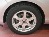 アルミホイール付!鉄ホイールと違って軽いので燃費にも影響してきます。ガソリンの高騰に少しは貢献します!足元がきまります。