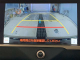 ディスプレイに後方の視界を表示し、車庫入れをサポート「距離目安線」「車幅延長線」およびステアリング操作に連動する「予想進路線」を画面に表示します。※必ず車両周辺の安全を直接確認してください。