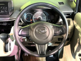 インテリアに合わせたデザインのステアリングは、運転される方のことも考え、運転しやすい形状、大きさです。是非一度、実際に触ってお確かめください。