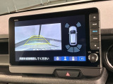 リバースギアに入れるだけで後方の表示へ切り替わります。夜間や雨の日の駐車も楽になりますよ。