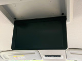 【フリップダウンモニター】大画面モニターで後席でもエンタメをお楽しみいただけます。小さなお子様にも大人気の装備です♪