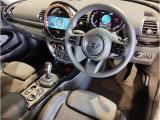 MINIの内装はとにかく『円』に拘ったデザインコンセプトが一目で伝わってきます。これほど円形に拘った車は他に御座いません。伝統のデザイン、トグルスイッチなど遊び心のある内装で御座います。