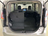 後部座席は分割でシートをたおすことができます。大きな荷物、ゴルフバックも積めます。上質で広々とした室内だから、みんなが心地よく車内で快適に過ごせます♪