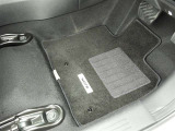 フロアマットも綺麗にクリーニングされています。尚、臭い・汚れ等には個人差がございますので、必ず現車確認下さいませ。
