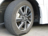 純正アルミホイールを装備しております。