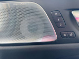 オプションのB&Wプレミアムサウンド・オーディオシステム(1410W,15スピーカー)と、ご主人、奥様など、2人分のシートポジションを記憶してくれるスイッチ。運転交代する時など、大変便利です。