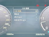 ヘッドアップディスプレイは運転中に役立つ情報をフロントガラスに映し出します。独自のレーザー技術により、直射日光が当たるような状況にも対応。走行速度、ナビゲーションなどの情報を、クリアに表示します。