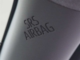 フロントSRSエアバッグは車両前方から乗員が重大な傷害を受けるおそれのある大きな衝撃を受けた場合に作動し、シートベルトが身体を拘束する働きと併せて前席乗員の頭部や胸部などへの衝撃をやわらげる装置です。