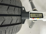 夏タイヤの残り溝は4.9mmです。スリップラインからは3.5mmとなっております。